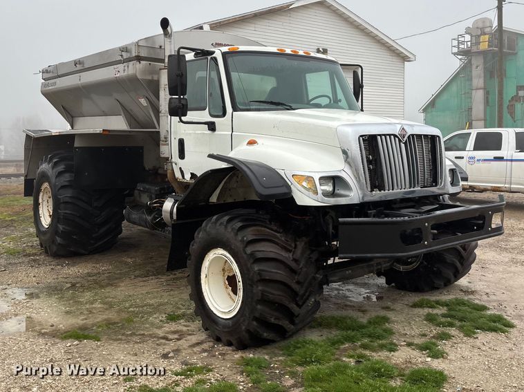 image for item FG0129 2004 International 7400 applicator truck