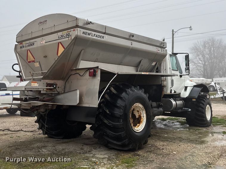 image for item FG0129 2004 International 7400 applicator truck