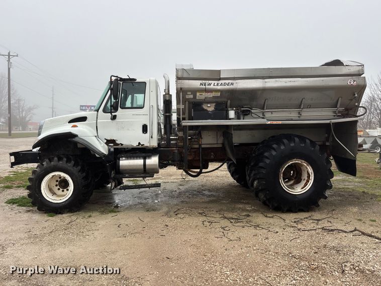 image for item FG0129 2004 International 7400 applicator truck