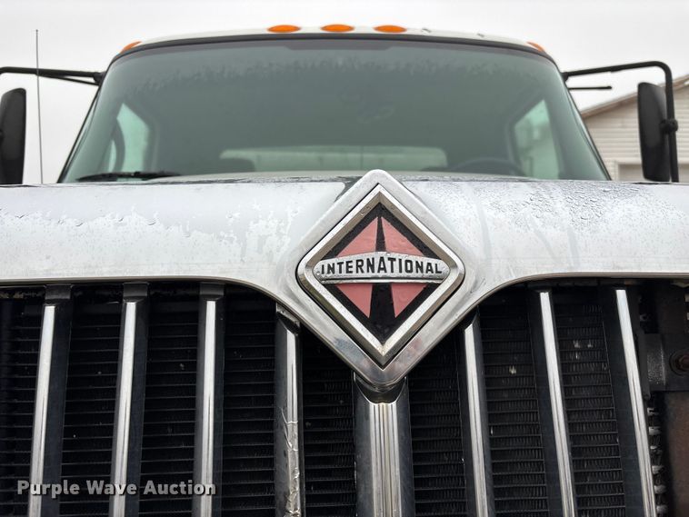 image for item FG0129 2004 International 7400 applicator truck