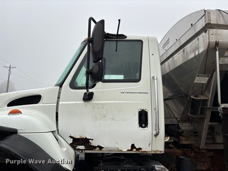 image for item FG0129 2004 International 7400 applicator truck