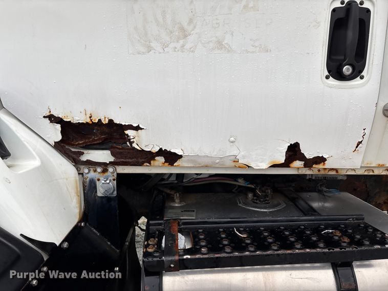 image for item FG0129 2004 International 7400 applicator truck