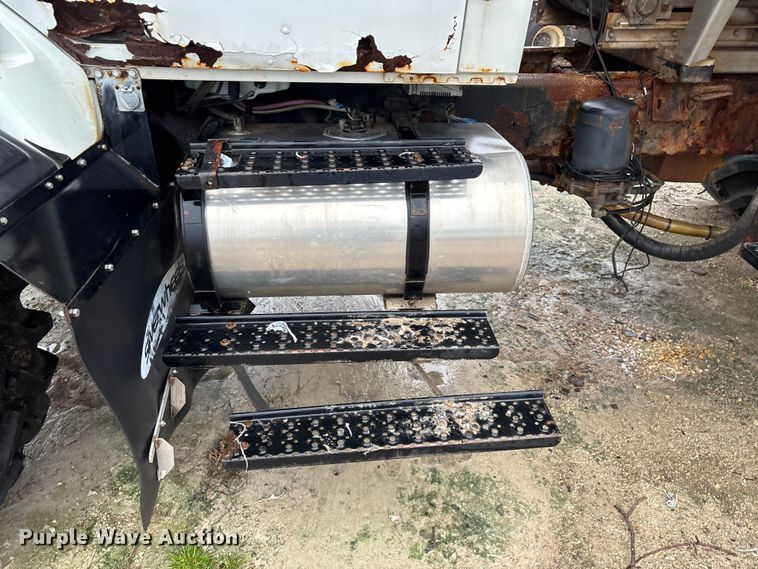 image for item FG0129 2004 International 7400 applicator truck