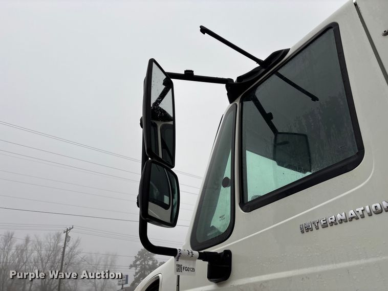 image for item FG0129 2004 International 7400 applicator truck