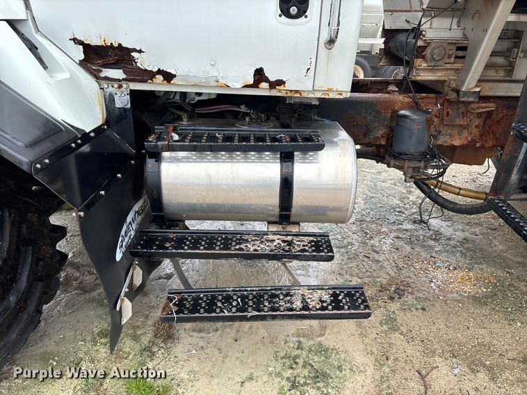 image for item FG0129 2004 International 7400 applicator truck