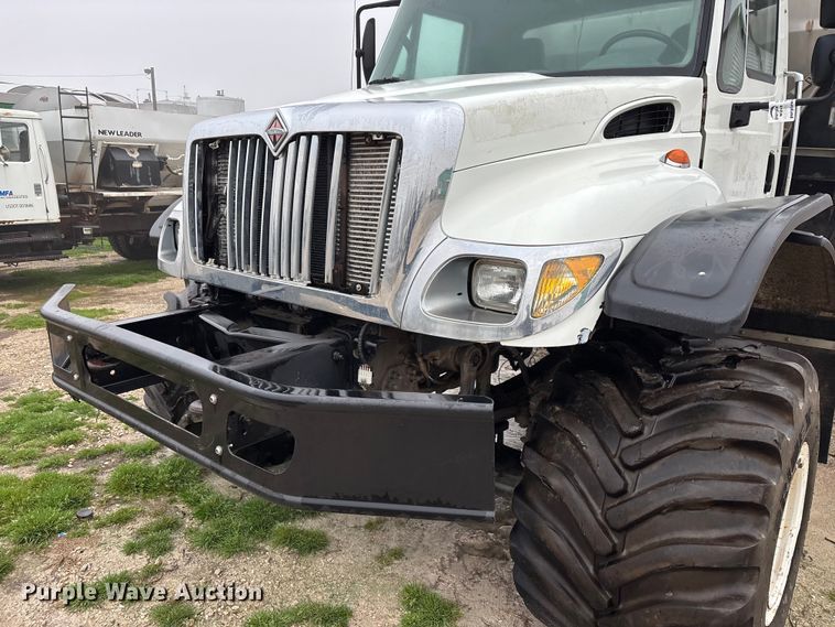 image for item FG0129 2004 International 7400 applicator truck