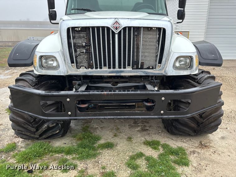 image for item FG0129 2004 International 7400 applicator truck