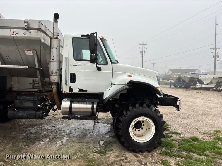 image for item FG0129 2004 International 7400 applicator truck