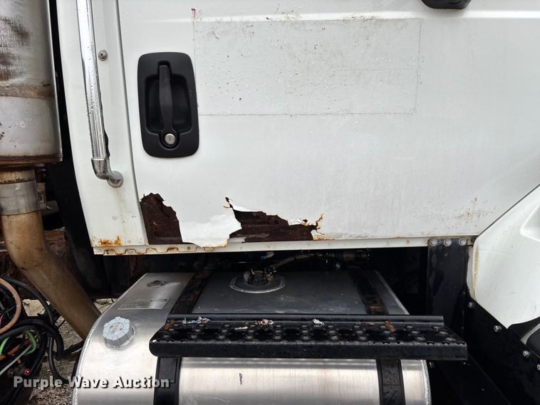 image for item FG0129 2004 International 7400 applicator truck