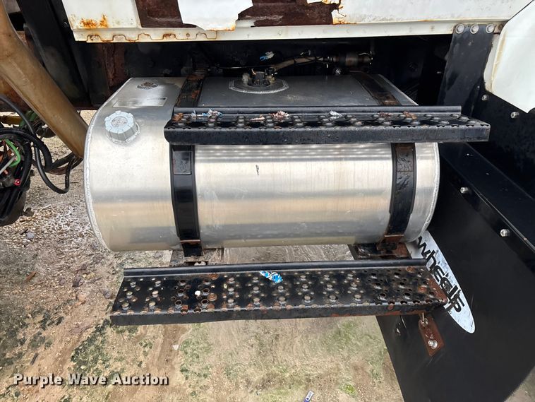 image for item FG0129 2004 International 7400 applicator truck