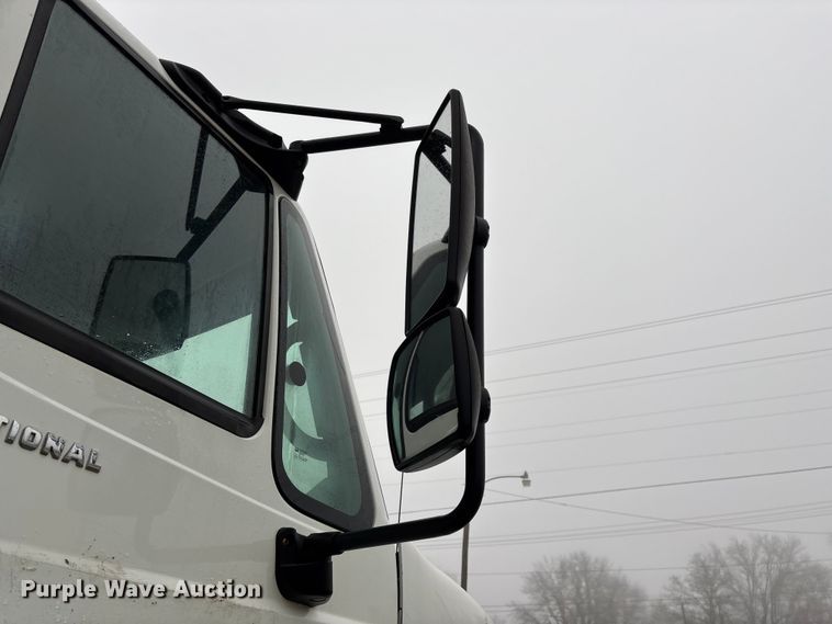 image for item FG0129 2004 International 7400 applicator truck