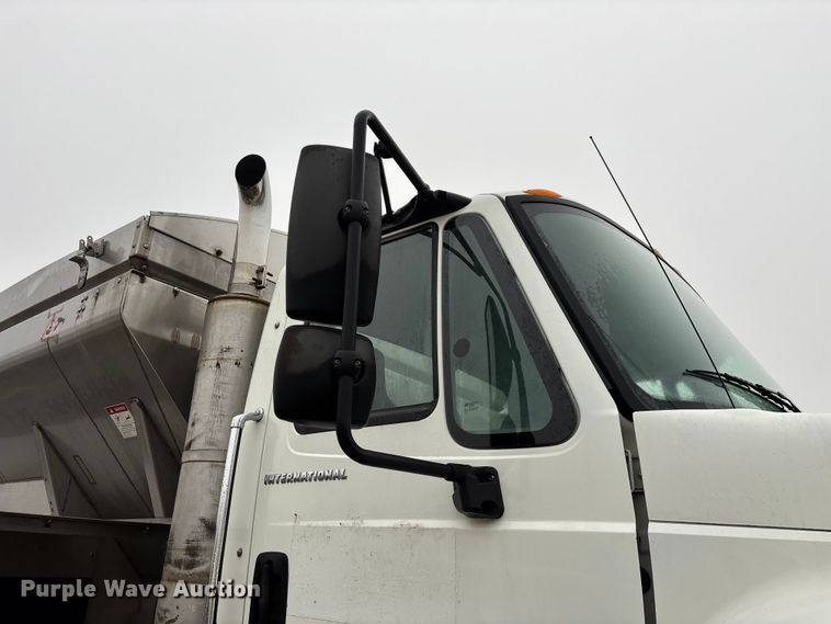 image for item FG0129 2004 International 7400 applicator truck