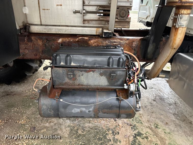 image for item FG0129 2004 International 7400 applicator truck