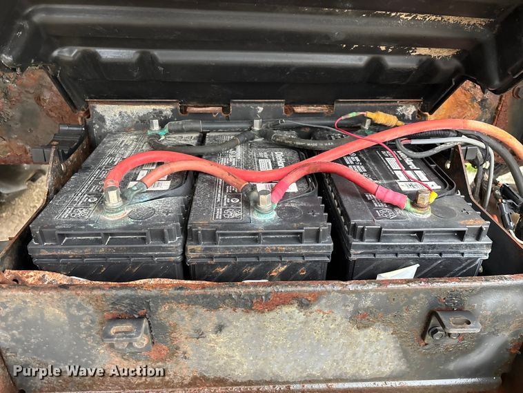 image for item FG0129 2004 International 7400 applicator truck