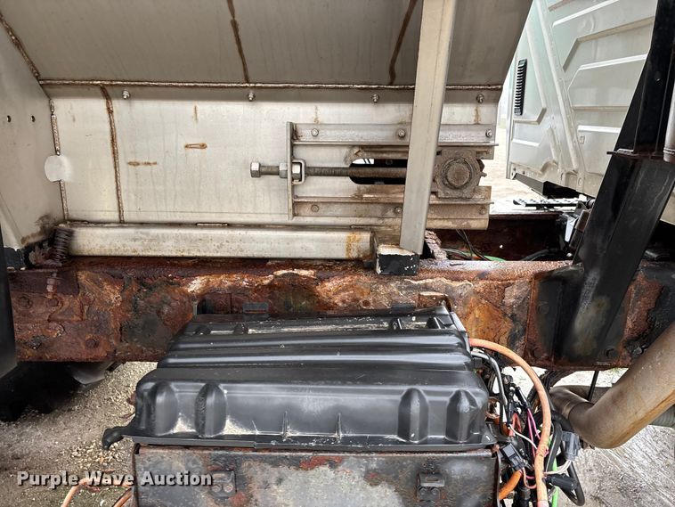 image for item FG0129 2004 International 7400 applicator truck