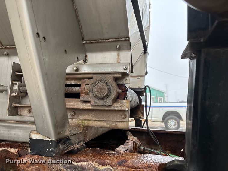 image for item FG0129 2004 International 7400 applicator truck