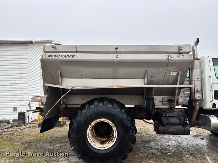 image for item FG0129 2004 International 7400 applicator truck