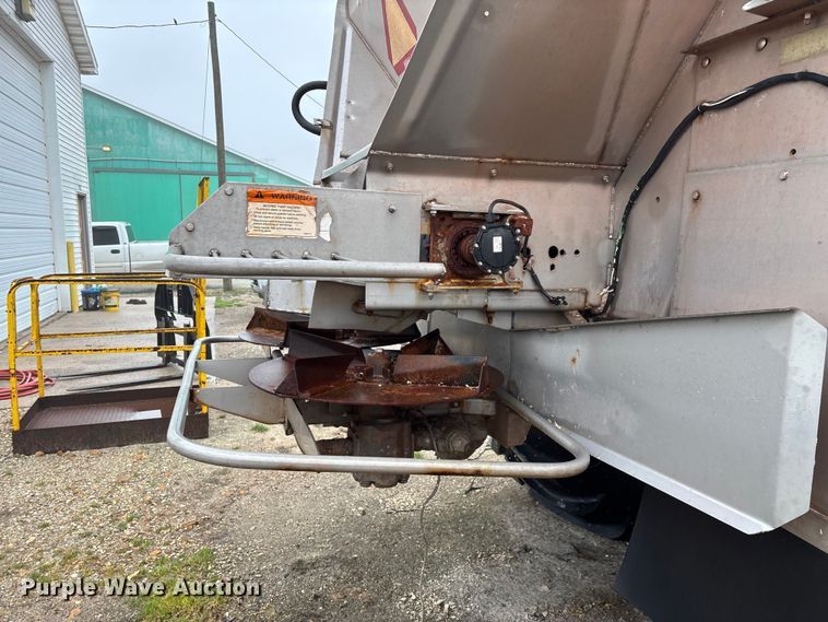 image for item FG0129 2004 International 7400 applicator truck