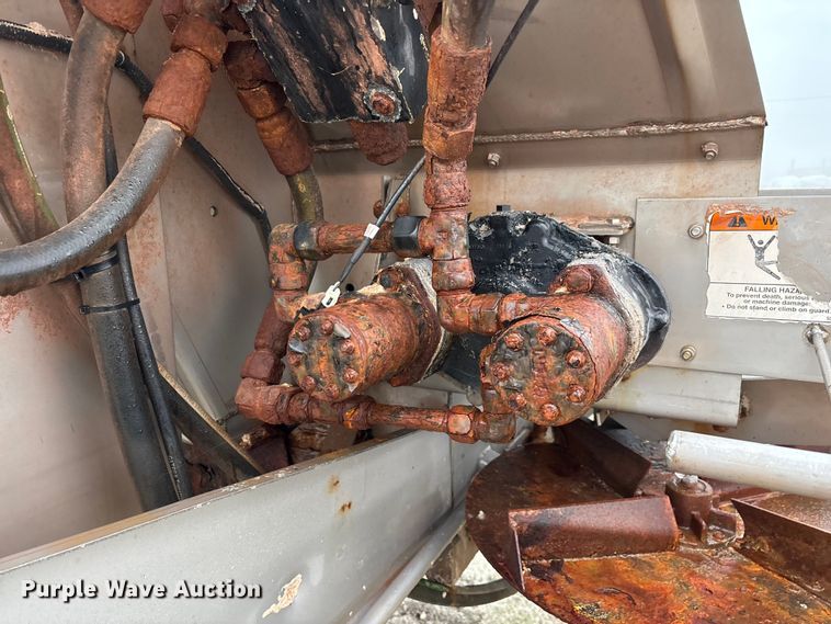 image for item FG0129 2004 International 7400 applicator truck