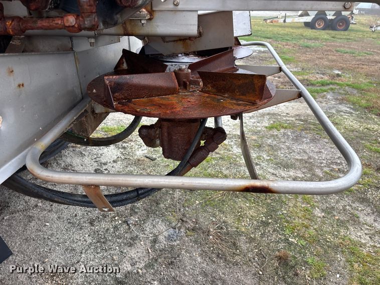 image for item FG0129 2004 International 7400 applicator truck