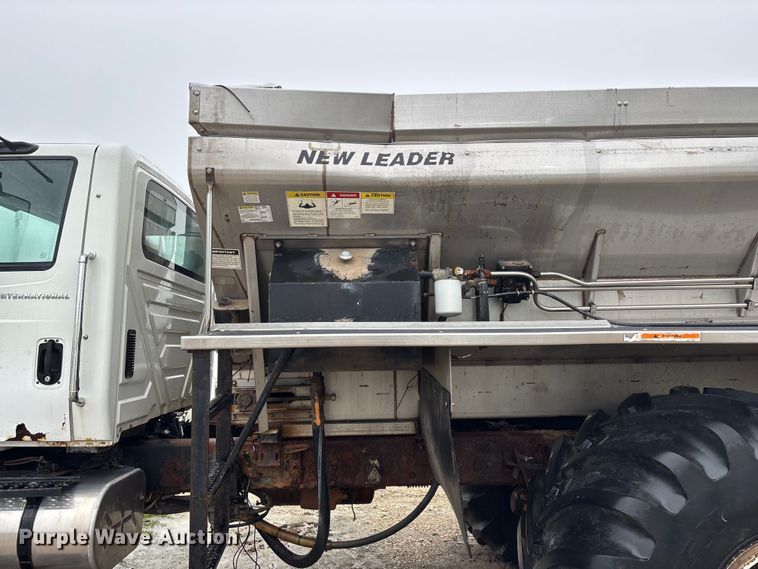 image for item FG0129 2004 International 7400 applicator truck