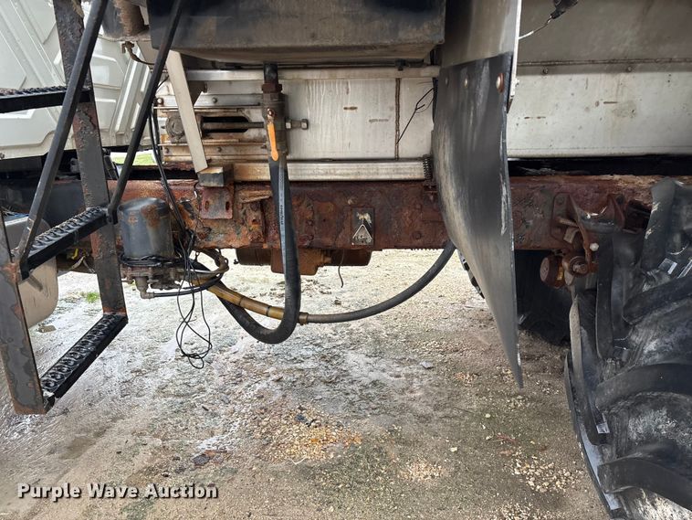 image for item FG0129 2004 International 7400 applicator truck