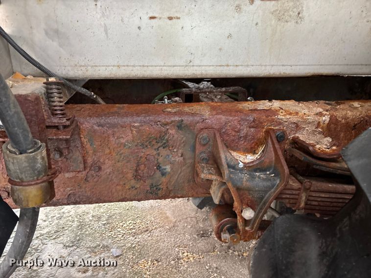 image for item FG0129 2004 International 7400 applicator truck