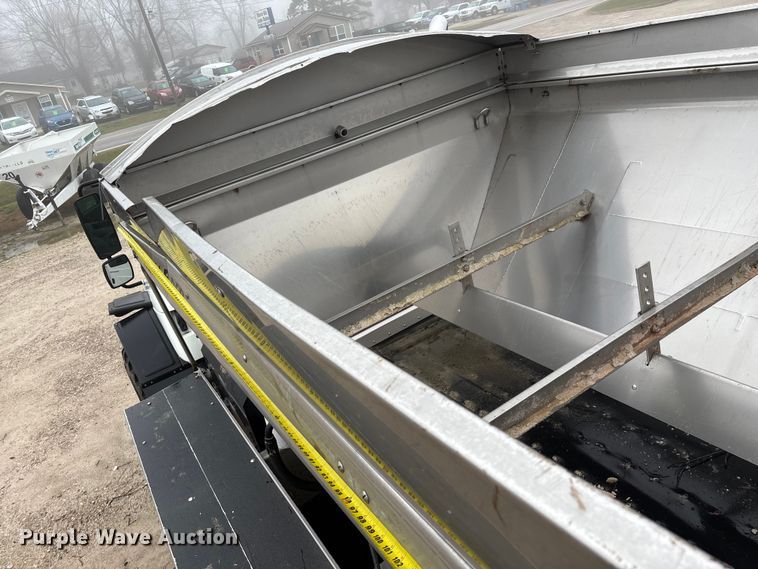 image for item FG0129 2004 International 7400 applicator truck