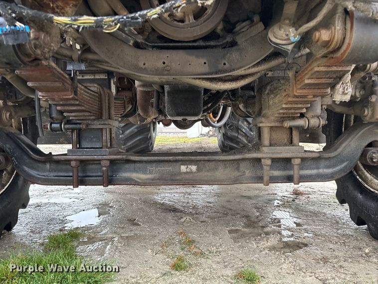 image for item FG0129 2004 International 7400 applicator truck