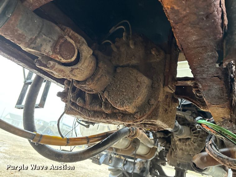 image for item FG0129 2004 International 7400 applicator truck