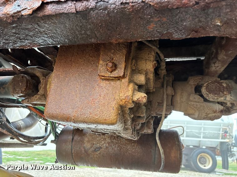 image for item FG0129 2004 International 7400 applicator truck