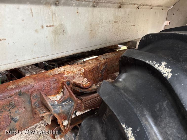 image for item FG0129 2004 International 7400 applicator truck