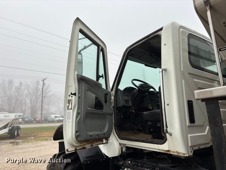 image for item FG0129 2004 International 7400 applicator truck