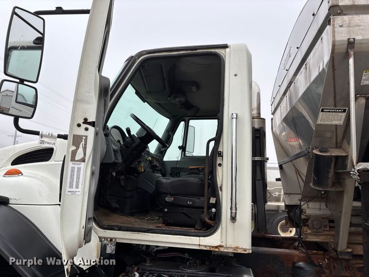 image for item FG0129 2004 International 7400 applicator truck