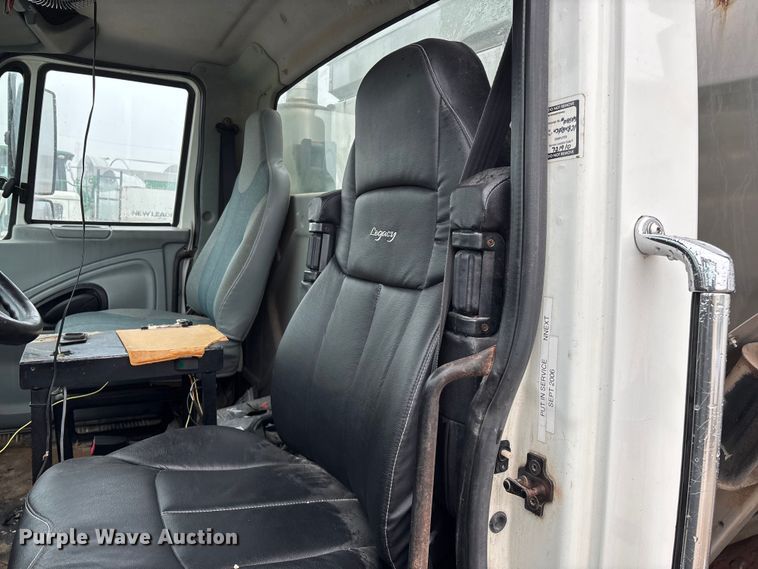 image for item FG0129 2004 International 7400 applicator truck