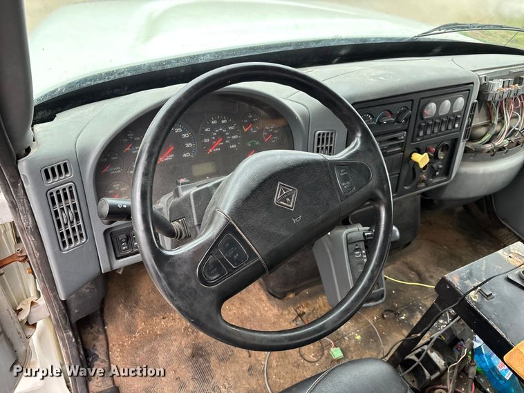 image for item FG0129 2004 International 7400 applicator truck