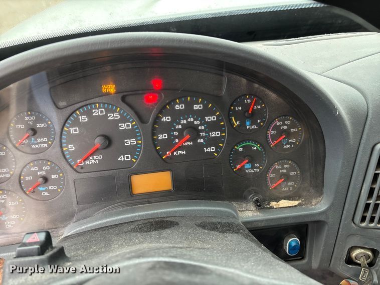 image for item FG0129 2004 International 7400 applicator truck