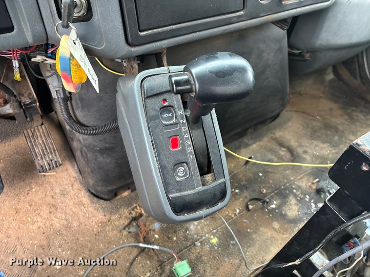 image for item FG0129 2004 International 7400 applicator truck