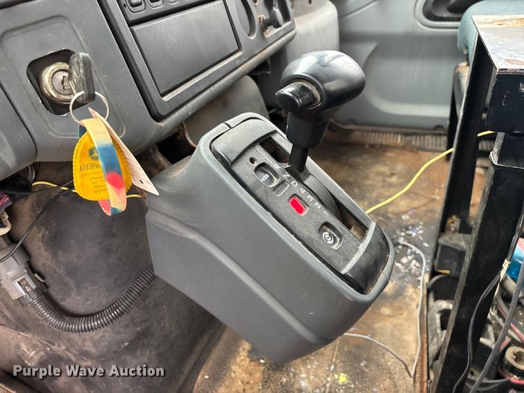 image for item FG0129 2004 International 7400 applicator truck