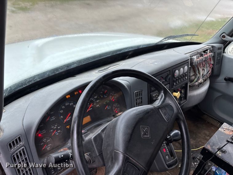 image for item FG0129 2004 International 7400 applicator truck