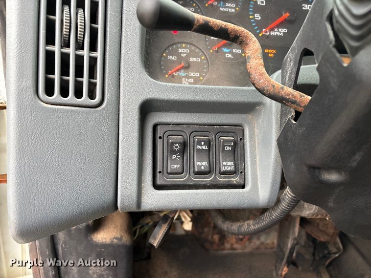 image for item FG0129 2004 International 7400 applicator truck