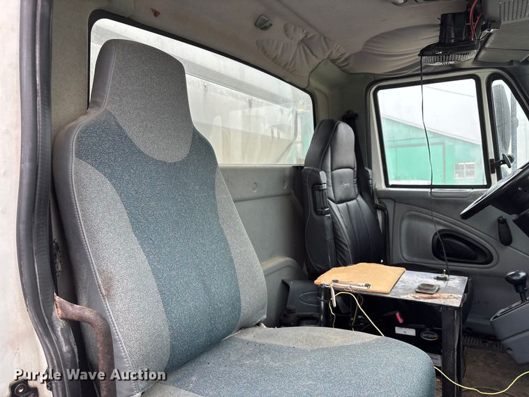 image for item FG0129 2004 International 7400 applicator truck