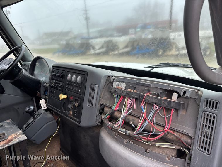 image for item FG0129 2004 International 7400 applicator truck