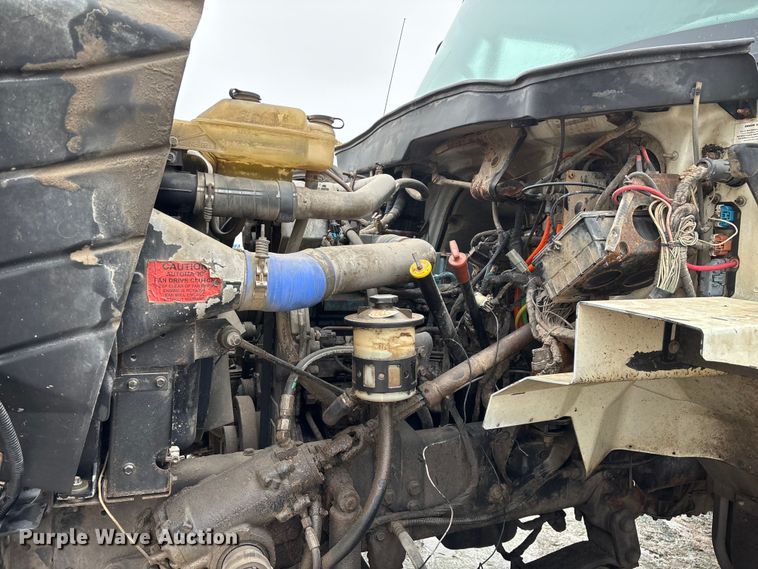 image for item FG0129 2004 International 7400 applicator truck