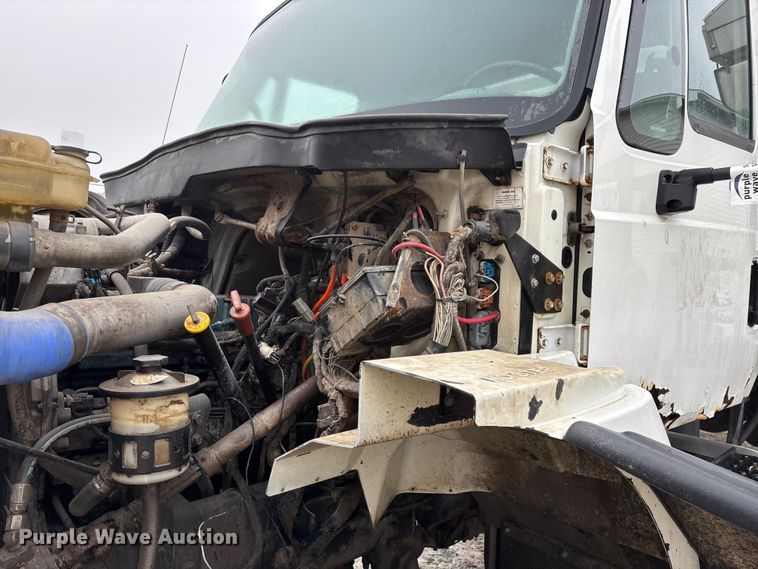 image for item FG0129 2004 International 7400 applicator truck