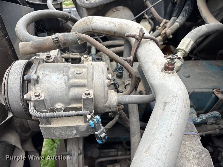 image for item FG0129 2004 International 7400 applicator truck