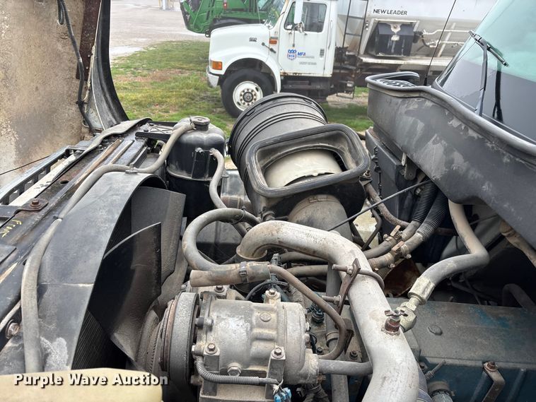 image for item FG0129 2004 International 7400 applicator truck