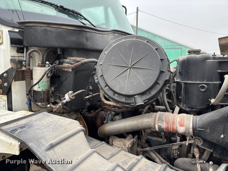 image for item FG0129 2004 International 7400 applicator truck