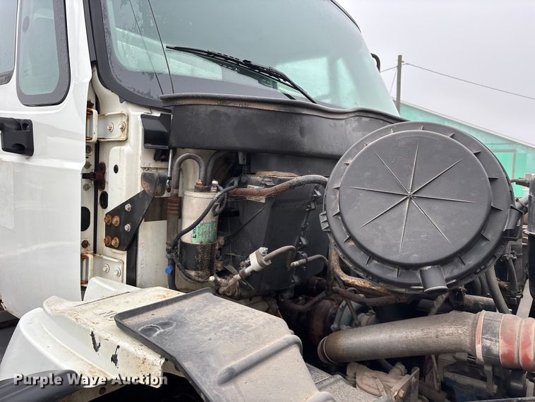 image for item FG0129 2004 International 7400 applicator truck