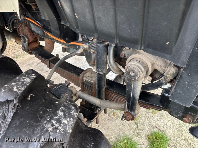 image for item FG0129 2004 International 7400 applicator truck